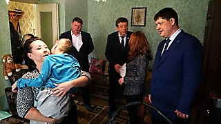 Мальчику-инвалиду из Заводского района подарили современную коляску