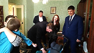 Мальчику-инвалиду из Заводского района подарили современную коляску
