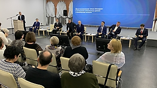 Принял участие в совещании по решению проблем обманутых дольщиков, в котором принимают участие представители компании Дом РФ, банка Дом РФ.